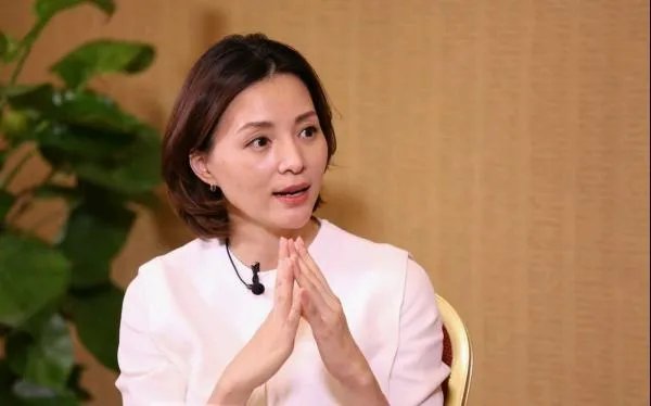 董卿身着渐变连衣裙参加活动,她在活动现场有多抢眼?