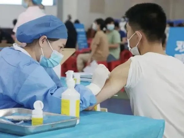 全国的新冠疫苗接种超33亿剂次了,这一数据说明了什么?
