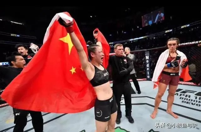 张伟丽和乔安娜的UFC冠军赛中,乔安娜一度像稳拿冠军一样笑着炫耀,具体是怎么回事?