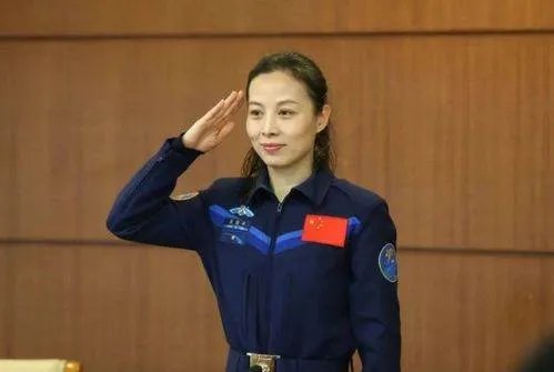 王亚平演示太空洗头,在太空中是如何洗头的?