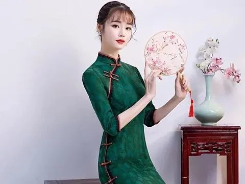 大衣哥儿媳旗袍写真曝光,与结婚照比起来究竟哪一个更美?