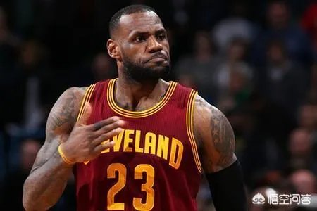 在2018赛季NBA颁奖典礼上，詹姆斯获得了什么奖？他本人没到现场是如何领奖的？