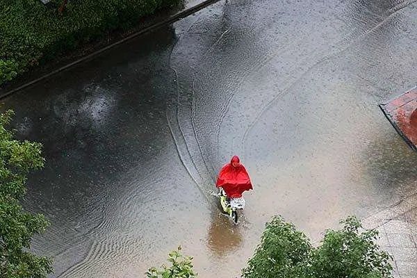 广西阳朔洪涝灾害,如何看待最近南方地区暴雨连连?