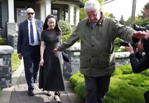 孟晚舟出庭时身边有不少随行的人是什么身份?又说明了什么问题?