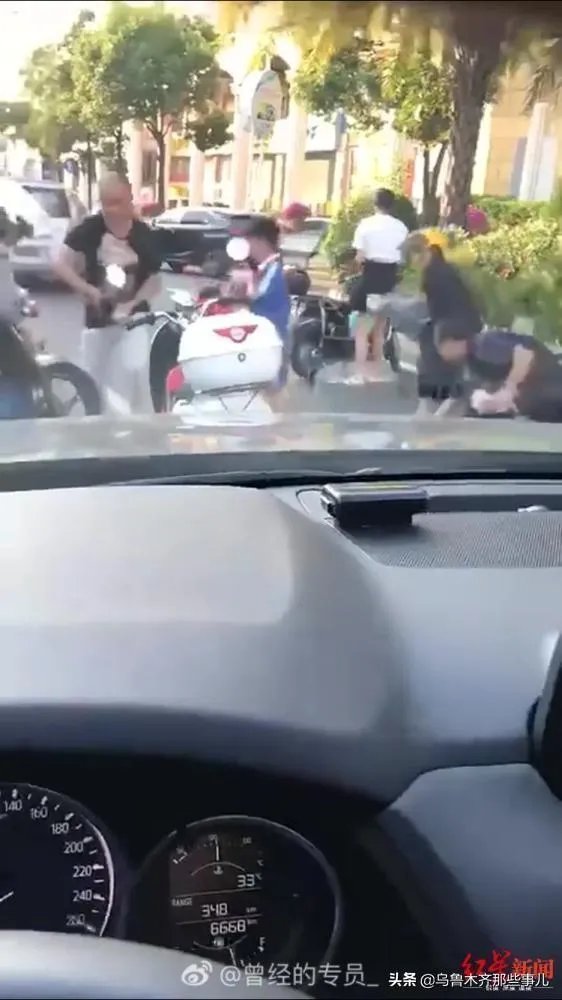 福建一男子一时冲动,当街撒10万现金,一地钞票遭哄抢光后才后悔,对此你怎么看?
