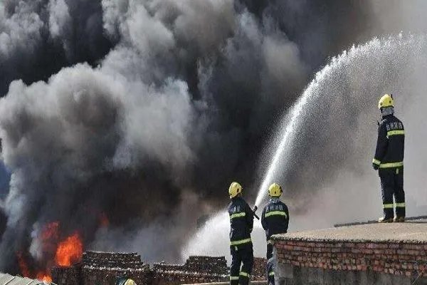 山东济宁一仓库发生爆炸,原因是什么?