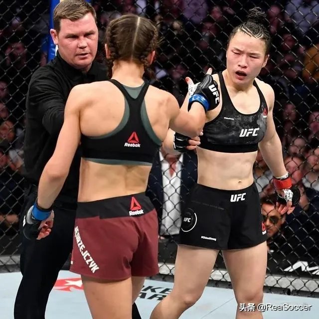 张伟丽和乔安娜的UFC冠军赛中,乔安娜一度像稳拿冠军一样笑着炫耀,具体是怎么回事?