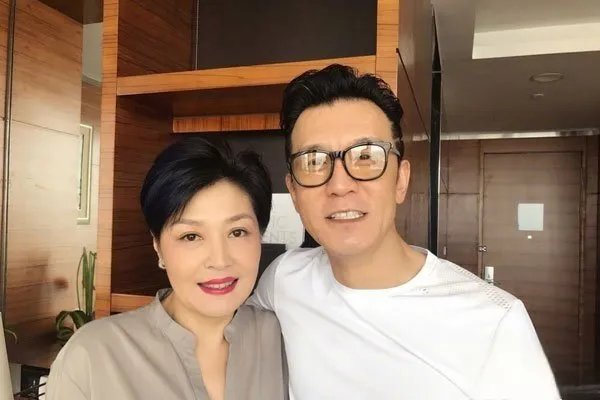 李咏老婆哈文个人资料现状 妻子改嫁了吗?是什么民族