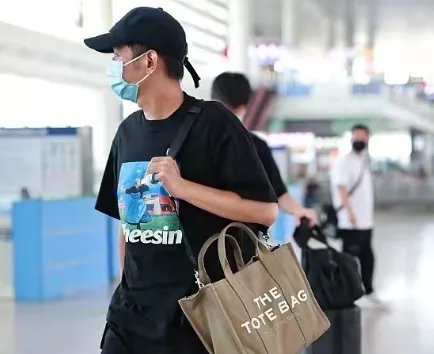李维嘉代言翻车后首现身,被偷拍后伸手怒指对方,这是恼羞成怒了吗?