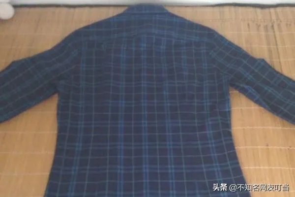 如何叠长袖的衣服?