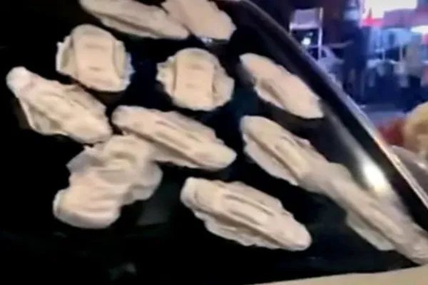 南京一小车违停堵路5小时车窗被贴满卫生巾,肇事者会因此受到处罚吗?