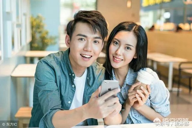 晚上睡前夫妻二人各自看着自己的手机,是什么心理?