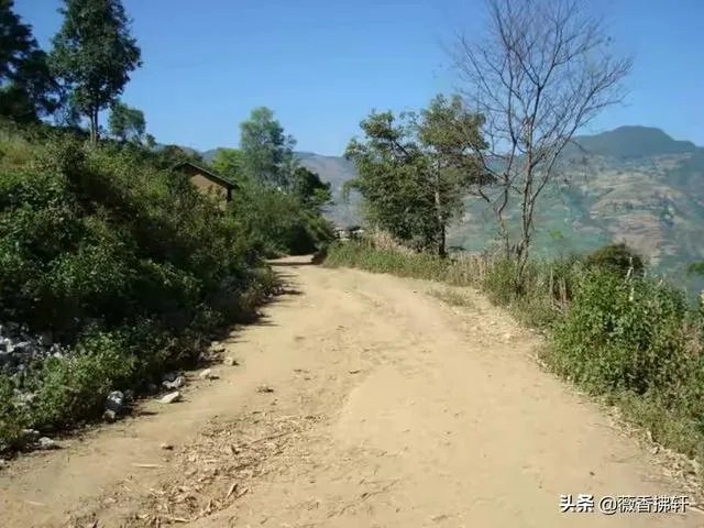 我拉东西从村里出村路上过,村民不让过要钱,他们合理吗?