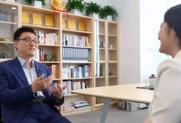 黄峥的个人简介如何?