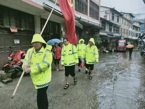 为何民警嘶吼50分钟喊村民起床?
