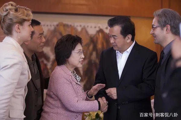 黄宏上午被免职,下午就被带走,如今多年过去了他过得怎么样?