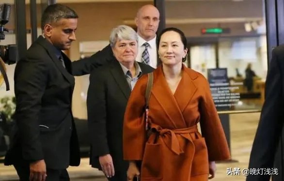 孟晚舟出庭时身边有不少随行的人是什么身份?又说明了什么问题?
