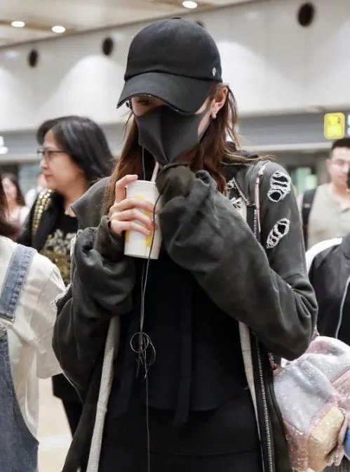 关晓彤戴口罩喝冷饮她是热还是不热?
