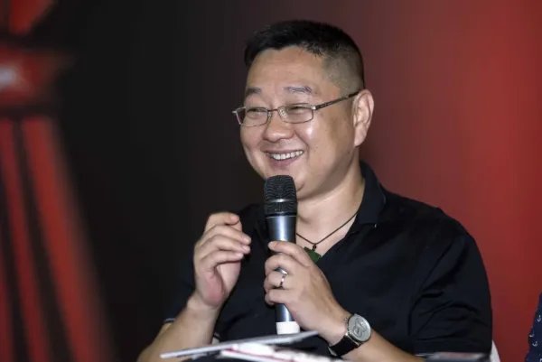 明星发飙有多吓人,吴京在机场大骂跟拍记者,撒贝宁狂怼张绍刚?