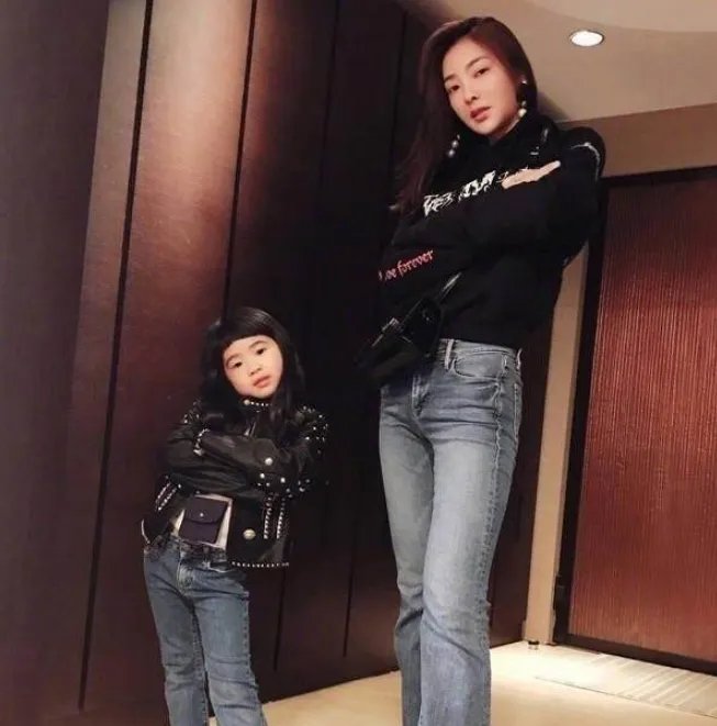 曹格女儿Grace大变样,姐姐这般容颜还会有人说她丑吗?