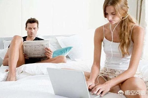 晚上睡前夫妻二人各自看着自己的手机,是什么心理?