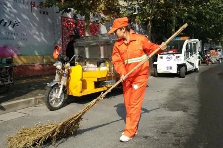 环卫工半天拉15车垃圾走3万步,游客素质是不是待提高?