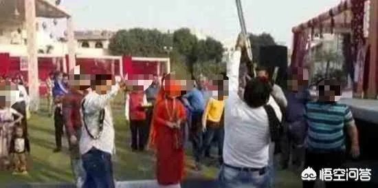 印度结婚迎亲时亲友开枪庆祝,新郎却爆头惨死,你怎么看?