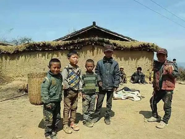 四川一男子为了流量让孩子卖惨拍视频被传唤,他将受到怎样的惩罚?