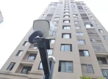 重庆一居民楼上飞下棒球棒砸中孕妇,却无人承认,此事该如何追责?