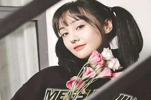 郑爽高价卖旧手机买家吐槽,郑爽转卖二手商品的原因是?