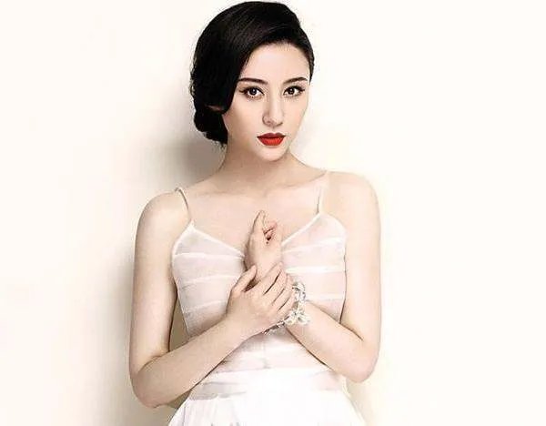 曾是皇后专业户,41岁嫁著名导演,结婚19年,邬倩倩如今怎么样了?
