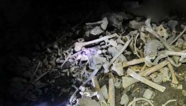 尸骸遍地走3小时无尽头的重庆洞穴，隐藏了什么秘密？