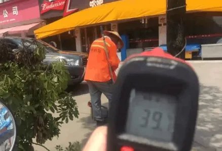 环卫工半天拉15车垃圾走3万步,游客素质是不是待提高?