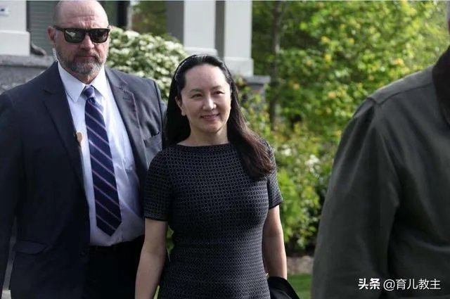 孟晚舟出庭时身边有不少随行的人是什么身份?又说明了什么问题?
