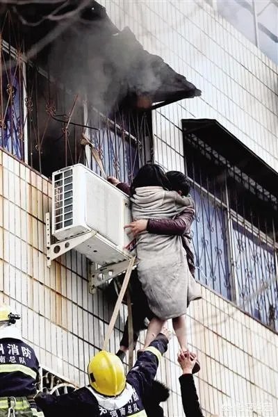 河南残疾男子爬三楼砸窗,单手从火场救孕妇,该被授予见义勇为奖吗?