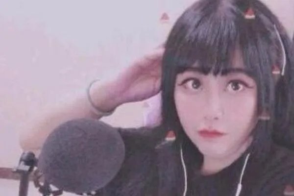 乔碧萝毫无底线的炒作被全网封杀,是否应该追查其幕后炒作团队?