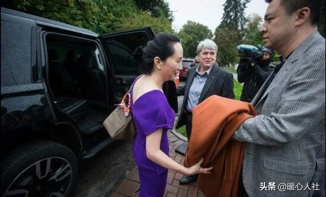 孟晚舟出庭时身边有不少随行的人是什么身份?又说明了什么问题?