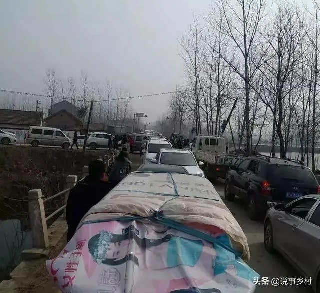 我拉东西从村里出村路上过,村民不让过要钱,他们合理吗?