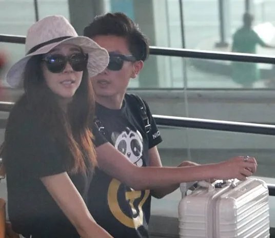 周韦彤老公身份曝光机场亲吻 瞒婚三年与经纪人说法矛盾