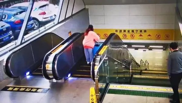 女子乘坐地铁站扶梯时,被滚落的行李箱砸伤,她该如何维护自己的权益?