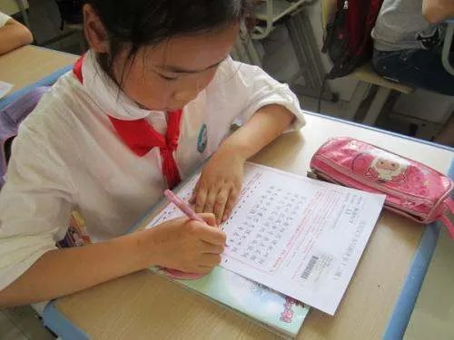 一年级小学生记事本堪比摩斯密码,一年级小学生要怎样学习写字?