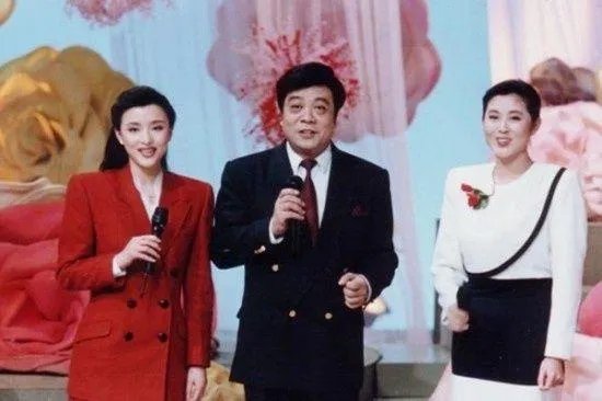 董卿倪萍两代央视一姐罕见合体,风光无限的她们为何泪流满面?