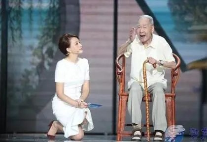 董卿倪萍两代央视一姐罕见合体,风光无限的她们为何泪流满面?
