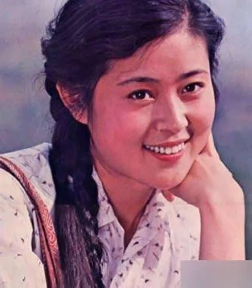 董卿倪萍两代央视一姐罕见合体,风光无限的她们为何泪流满面?