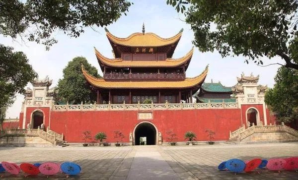 四面湖山归眼底,万家忧乐到心头这个对联歌咏的是谁呀?