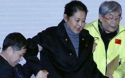 董卿倪萍两代央视一姐罕见合体,风光无限的她们为何泪流满面?