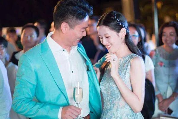 章泽天参加清华校友会站C位,为什么大家会吐槽说好讽刺?