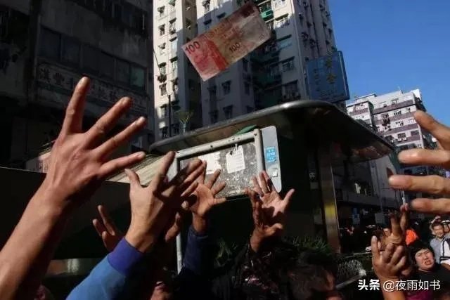 福建一男子一时冲动,当街撒10万现金,一地钞票遭哄抢光后才后悔,对此你怎么看?