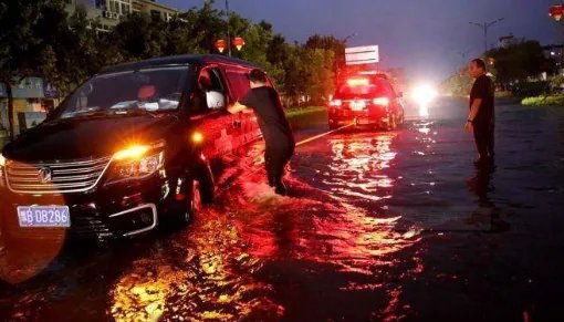 广东珠海发布暴雨红色预警，街道积水严重，市民出行需要注意些什么？
