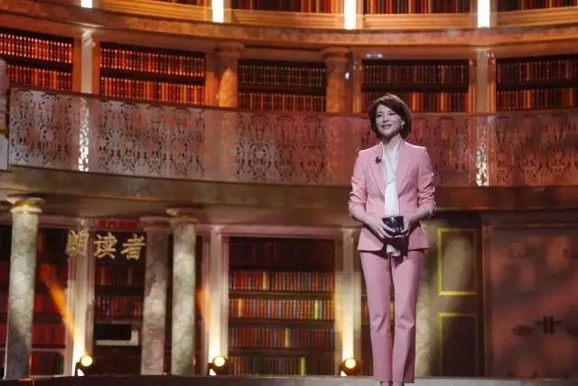 董卿倪萍两代央视一姐罕见合体,风光无限的她们为何泪流满面?